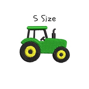 Puede incluir: Tractor verde bordado con ruedas negras y centros amarillos. El tractor tiene un tubo de escape negro y un techo verde. El texto "S Size" está encima del tractor.