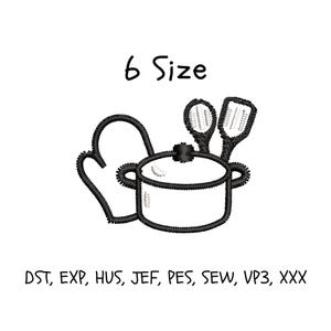 Pode incluir: Design bordado a preto e branco de utensílios de cozinha, incluindo uma panela, uma luva de forno e espátulas. O texto "6 Size" está acima do design. Abaixo do design estão as letras "DST, EXP, HUS, JEF, PES, SEW, VP3, XXX".