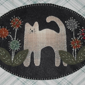 Penny Rug KIT- Pre-cut Wool Applique Kit - Molly&#39;s Kitten