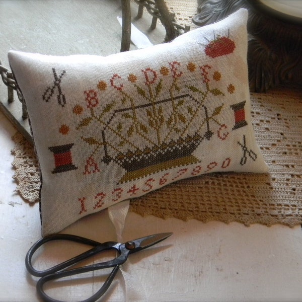 Patrón de club de puntada cruzada retirado - Almohada de tijeras de cesta de coser de la granja no olvidada™
