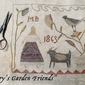 Pode incluir: Uma amostra de ponto cruz vintage com o texto "Mary's Garden Friends". A amostra retrata uma mulher, uma cabra, um pássaro e elementos florais. O ano de 1863 é bordado a vermelho. Uma tesoura repousa à esquerda.