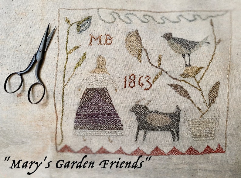 Puede incluir: Un bordado de punto de cruz vintage con el texto "Mary's Garden Friends". El bordado representa una mujer, una cabra, un p&aacute;jaro y elementos florales. El a&ntilde;o 1863 est&aacute; bordado en rojo. Un par de tijeras descansa a la izquierda.