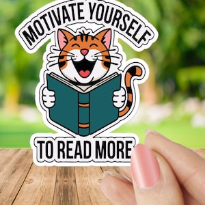 Pegatina divertida: Gato riendo con un libro - Motívate a leer más - Carta de motivación para estudiar, pegatina de gato naranja