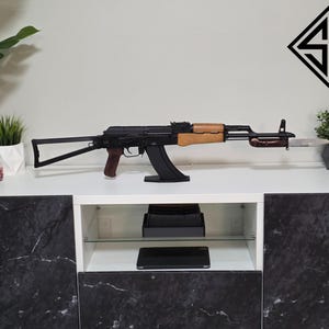 Expositor para AK-47/AKM/Soporte para rifle con soporte para cargador/Reforzado con fibra de carbono/Decoración para armería y sala de armas/Hecho en EE. UU.