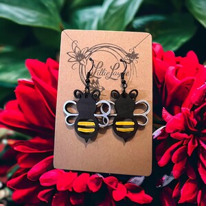 Ensemble de boucles d&#39;oreilles en bois gravées d&#39;une abeille
