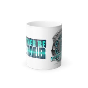 以下が含まれることがあります： 白のセラミックマグカップ。 ターコイズと青のブロックレターで「HER BE TRAVELER」と書かれています。 マグカップの右側には、ターコイズとグレーで「DISCOVER REBEL SPIRIT」という言葉が入った円形デザインがあります。