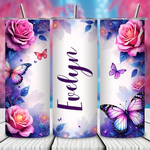 Tumbler avvolgente con farfalla e rosa in formato PNG, aggiungi il tuo nome, rosa e blu, 20 oz, sottile, 9,2 x 8,3 pollici, download digitale con stampa a sublimazione senza soluzione di continuità.