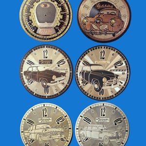 Puede incluir: Seis posavasos redondos de color dorado decorativos con un diseño de coche vintage. Cada posavasos presenta un modelo de coche diferente y tiene un diseño de esfera de reloj con números romanos. Los posavasos están hechos de un material duro y duradero y son perfectos para añadir un toque de estilo vintage a cualquier hogar.