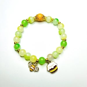 Yellow jade/Green glass bead stretch bracelet with bee and honey alloy charms.