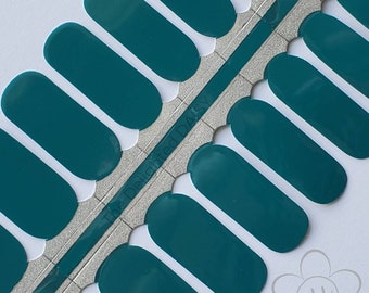 Adesivos para unhas totalmente azul-petróleo: faça você mesma suas unhas decoradas
