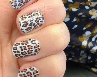 Nagelstrips met cheetah-print: eenvoudige doe-het-zelf-nagelkunst