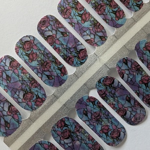 Uñas decoradas con rosas de vidrieras: un proyecto de decoración de uñas fácil de hacer tú misma.