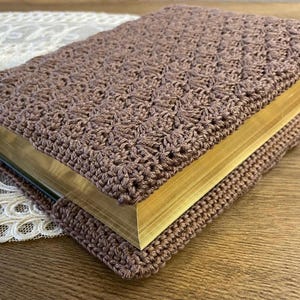 Crochet Bible Cover – Shell-Stitch Pattern, Handmade, Cotton, Customizable, Variety of Colours afbeelding 4