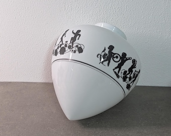 Antieke glazen lampenkap met silhouetdecoratie