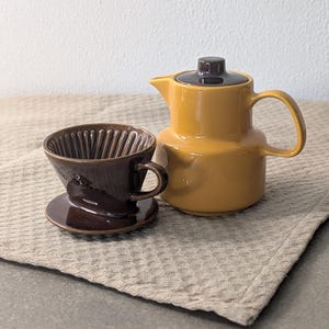 Cafetera Melitta con filtro para niños, estilo vintage.