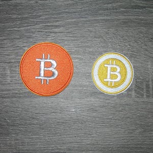 Peut inclure: Deux écussons Bitcoin brodés. L'un est orange avec un symbole Bitcoin argenté, l'autre est doré et blanc avec un symbole Bitcoin doré. Les écussons sont circulaires et ont une bordure cousue.