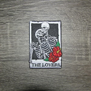 Carta de tarô dos amantes esqueletos góticos da morte preto/branco bordados em ferro em remendo 2,25" x 3,5"