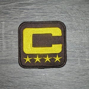 Op de afbeelding: Een witte keramische mok met een zwart handvat en de tekst "But First, Coffee" in een vetgedrukte, zwarte letter. De mok staat tegen een vage achtergrond, wat een gezellige setting suggereert.