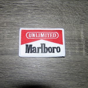 Parche termoadhesivo bordado estilo retro de cigarrillos Marlboro Unlimited de 3" x 2"