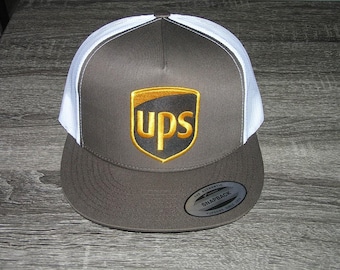 Parche de envío de UPS en gorra de camionero Yupoong Classic 6006 Snapback marrón/blanco