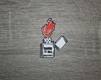 Quema todo, hecho en el infierno, punk gótico, pirotécnico, parche bordado termoadhesivo de 1,75" x 2,5"