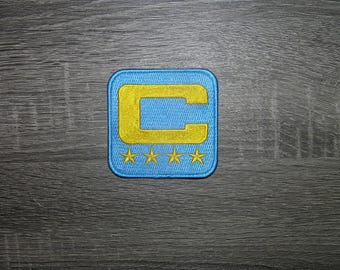 ライトブルー キャプテンC パッチ 4つ星 (オールゴールド) 刺繍アイロンパッチ 3インチ x 3インチ