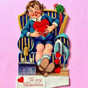 Vintage carte mécanique de la Saint-Valentin inutilisée garçon assis sur une chaise avec perroquet et écoutant de la musique