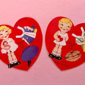 2 cartões vintage de dia dos namorados com bonecos de papel, menino e menina com uma roupa, cartões em formato de coração