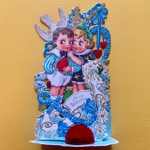 Vintage Unused Fold Down Valentines Day Card avec honeycomb Chloe Preston Garçon et fille avec colombe et ancre
