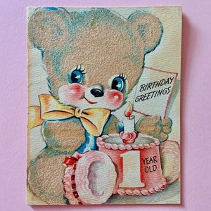 Cartão de aniversário vintage reunido urso de pelúcia antropomórfico com bolo de aniversário para 1 ano de idade assinado