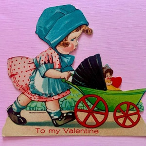 Tarjeta vintage del Día de San Valentín Niña empujando muñeca en un carrito de bebé Alemania