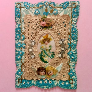 Vintage Unbenützte mehrlagige Valentinstagskarte Papier Spitze und Scraps Mädchen mit Blume als Hut Deutschland