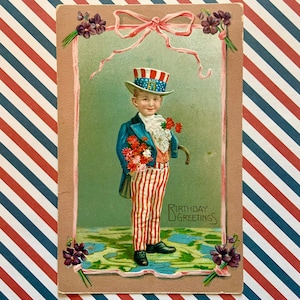 Vintage Patriotic Birthday Postcard Boy déguisé en Oncle Sam avec bouquet de fleurs 1910