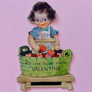 Vintage Valentinstagskarte Junge Mädchen mit einem Washtub voller Herzen