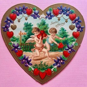 Tarjeta vintage del Día de San Valentín Tarjeta en relieve en forma de corazón con cupidos que reúnen corazones