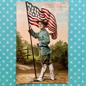 vintage Inutilisé 4th of July Carte postale Civil War Soldier in Military Uniform Holds American Flag