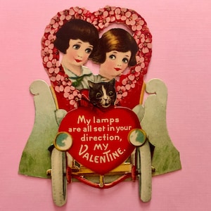 Vintage Valentinstagskarte 3D Auto mit Katze fahrend Junge und Mädchen im Blumenkranz