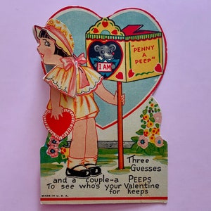 Vintage mecánico Tarjeta de San Valentín Chica con cabeza giratoria mira dentro de la caja con el ratón dentro