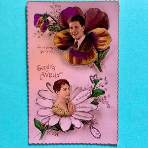 Cartolina vintage di San Valentino Romantica francese con amanti all'interno di fiori e glitter
