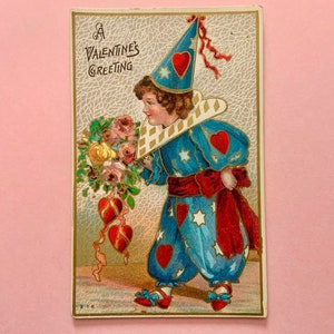 Vintage tarjeta postal del día de San Valentín sin usar payaso con disfraz cubierto de corazones ofrece flores