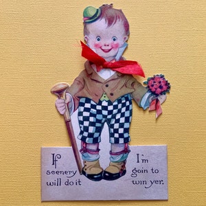 Vintage carte de Saint Valentin inutilisée garçon portant une tenue idiote fantaisie et un vrai noeud papillon en ruban