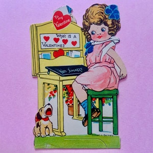 Biglietto vintage per San Valentino Ragazza intelligente seduta al banco di scuola con un cane che ulula