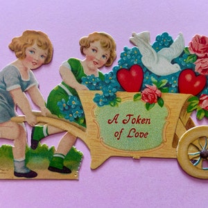 Vintage Mechanische Valentinstag Karte Junge und Mädchen schieben Blumenwagen mit beweglichem Rad