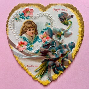 Biglietto di San Valentino a forma di cuore vintage. Bambino in abito da marinaio con viole
