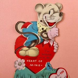 Gran vintage mecánica de San Valentín Tarjeta antropomórfica ratón agarrado al corazón