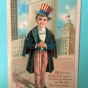 Carte postale patriotique vintage du 4 juillet : garçon déguisé en Oncle Sam avec un joli poème patriotique