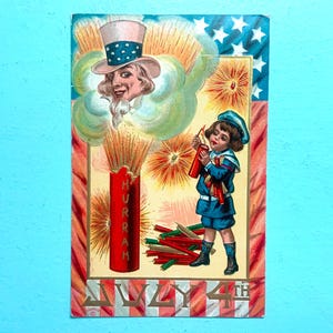 Vintage 1910 Carte postale du 4 juillet Garçon faisant éclater des pétards et la tête de l'Oncle Sam à l'intérieur