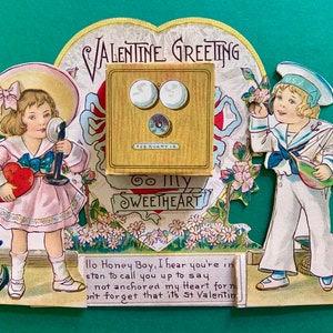 Grande carte vintage pour la Saint-Valentin, un marin parlant au téléphone avec sa chérie avec une boîte à bonbons comme cabine téléphonique