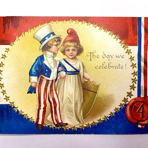 Carte postale vintage du 4 juillet Le petit oncle Sam et Miss Columbia marchent bras dessus bras dessous