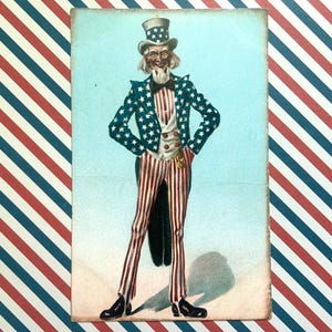 vintage carte postale du 4 juillet inutilisée, oncle Sam patriotique avec les mains dans les poches avec le dos indivis
